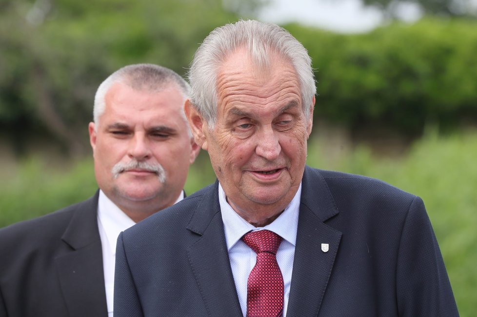 Miloš Zeman zatím opakovaně tvrdil, že Pocheho ministrem zahraničí nikdy nejmenuje. Nakonec se alespoň uvolil k tomu, že se s nominantem ČSSD alespoň sejde.