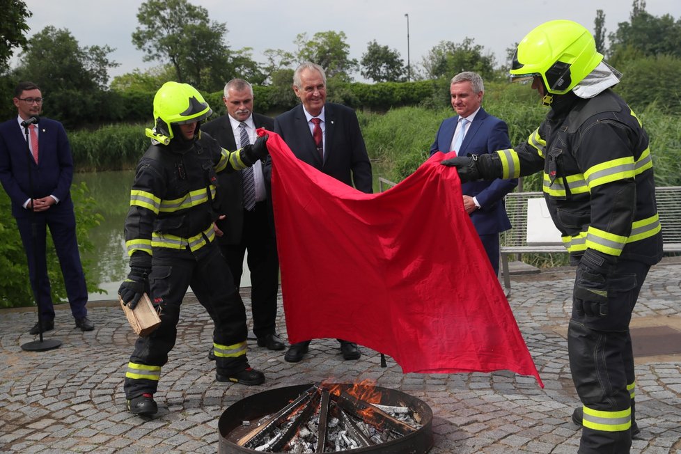 Miloš Zeman svolal mimořádný brífink, aby spálil červené trenky, které v roce 2015 skupina Ztohoven vyvěsila v roce 2015 nad Pražským hradem místo prezidentské standarty.