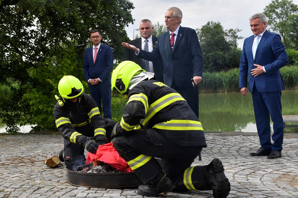 Miloš Zeman svolal mimořádný brífink, aby spálil červené trenky, které v roce 2015 skupina Ztohoven vyvěsila v roce 2015 nad Pražským hradem místo prezidentské standarty