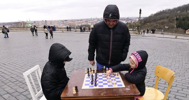 Občanský happening k oznámení kandidatury Miloše Zemana v příštích prezidentských volbách se uskutečnil 10. března na pražském Hradčanském náměstí. Za cíl měl upozornit na prezidentskou volbu a její společenskou důležitost.