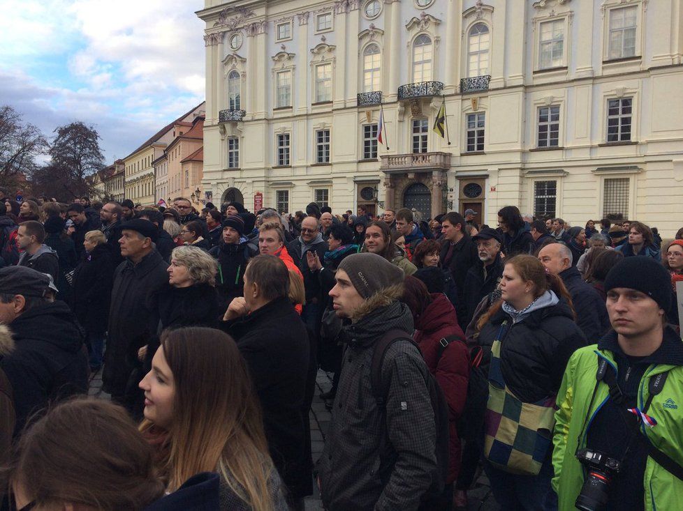 Odpůrci Miloše Zemana na Hradčanském náměstí