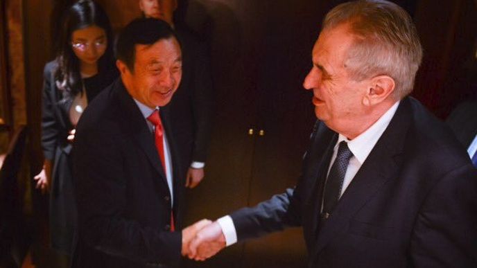Prezident Miloš Zeman na jednání s šéfem firmy Huawei v Číně.