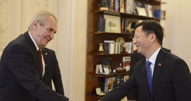 Zeman přijal na Hradě velvyslance Číny a zástupce Huawei. Řešili investice i bezpečnost