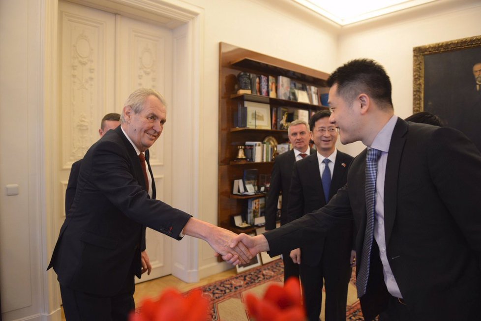 Prezident republiky Miloš Zeman přijal na Pražském hradě J. E. pana Zhang Jianmina, velvyslance ČLR v ČR, pana Jamese Li, člena dozorčí rady a prezidenta Huawei pro evropský region, a pana Xi Penga, prezidenta Huawei Enterprise Business pro země stř. a vých. Evropy a Skandinávie.(31. 1. 2018)