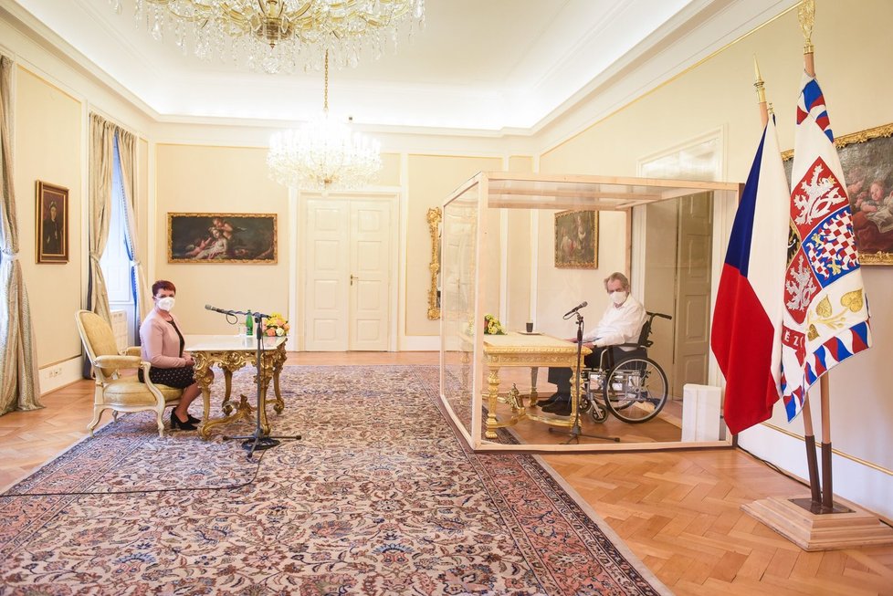 Prezident Miloš Zeman v Lánech přijal kandidátku na ministryni životního prostředí Annu Hubáčkovou (za KDU-ČSL).