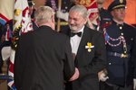 Prezident Zeman předává státní vyznamenání Danielu Hůlkovi.