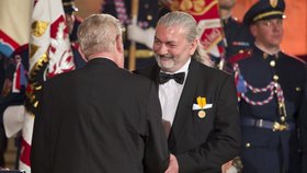 Prezident Zeman předává státní vyznamenání Danielu Hůlkovi.