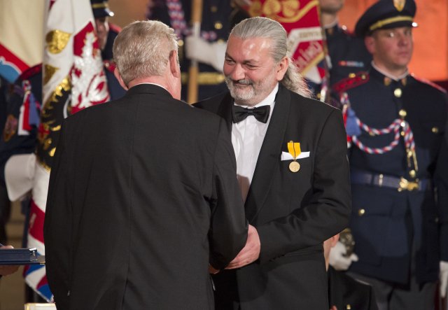 Prezident Zeman předává státní vyznamenání Danielu Hůlkovi