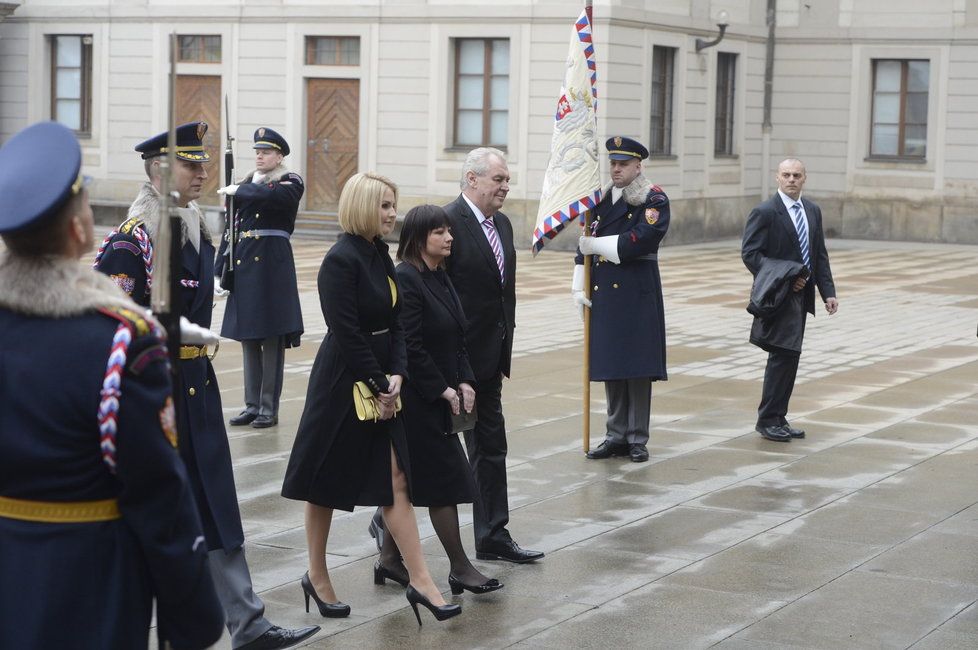 První dáma Ivana Zemanová je oblečena celá v černém, první dcera Kateřina zvolila kombinaci černé se žlutou