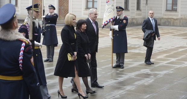 Zemanovi přiletí na inauguraci dcera Kateřina. Hrad dává pozor i na řečnický pultík