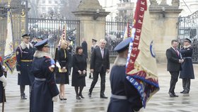 Miloš Zeman se svou dcerou Kateřinou (vlevo)  a manželkou Ivanou (uprostřed) vchází na hradní nádvoří