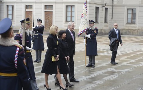 Miloš Zeman jde na Hrad v doprovodu manželky Ivany a dcery Kateřiny