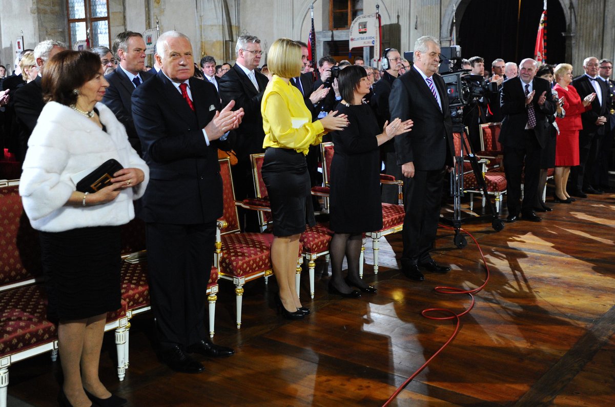 Odstupující prezidentská rodina Klausových vedle nastupující rodiny Zemanových.