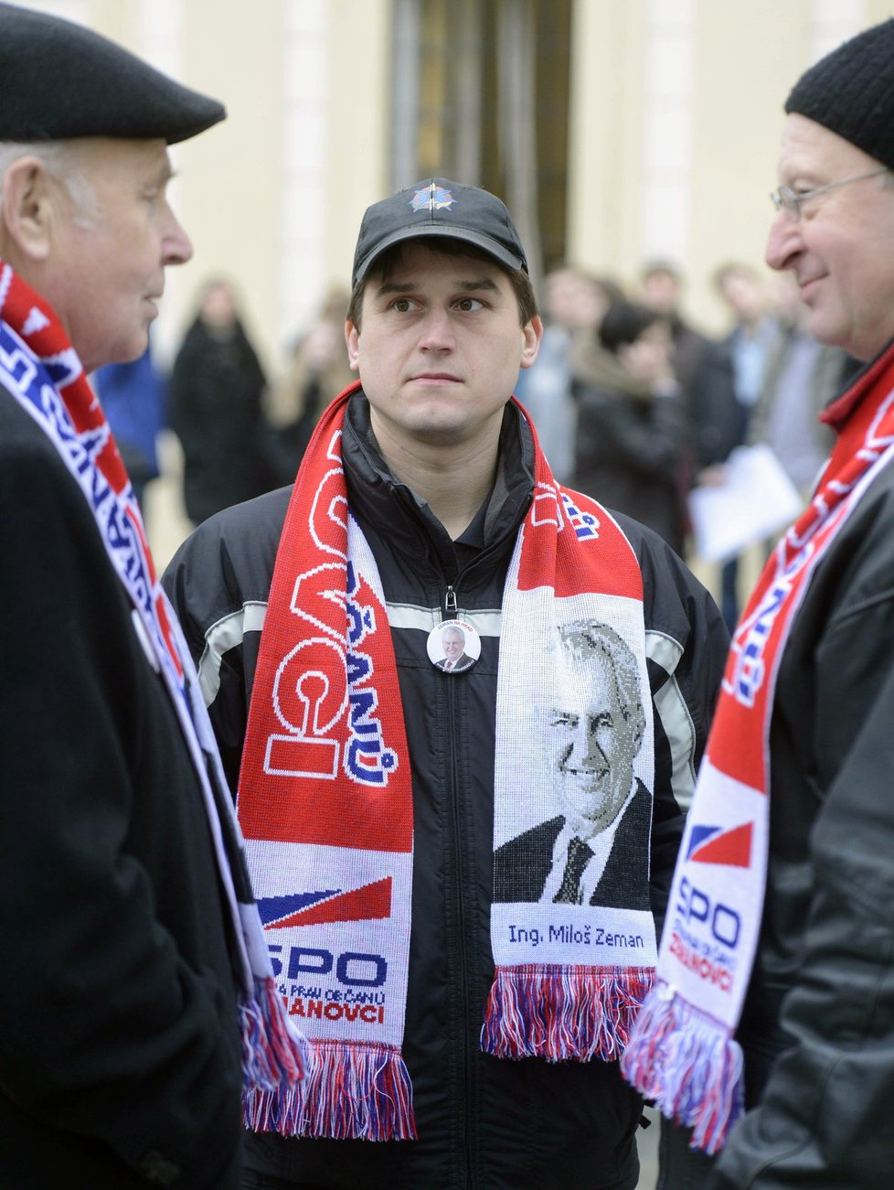 Někteří příznivci Miloše Zemana mají na krku šálu s jeho podobiznou