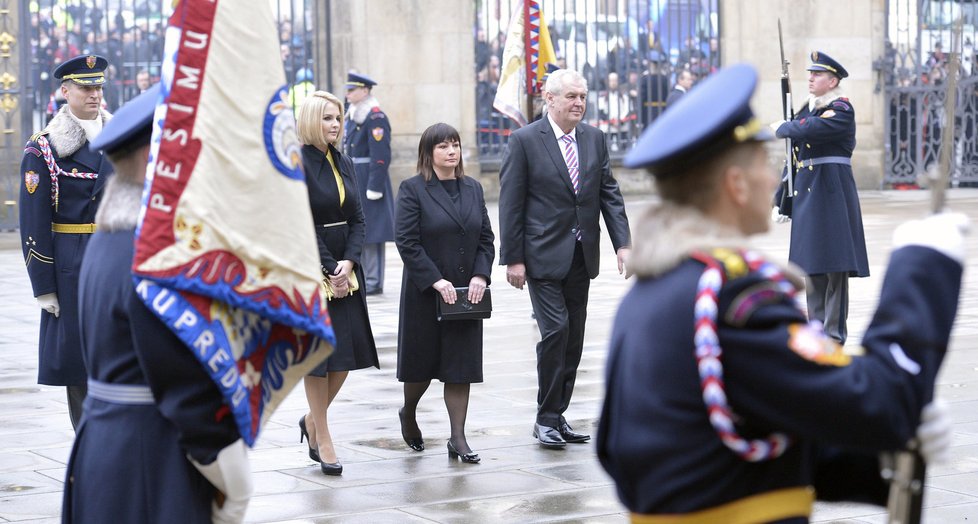 Tady už prezidentská rodina pochoduje správně. Obě Zemanovy ženy jdou po jeho pravé ruce