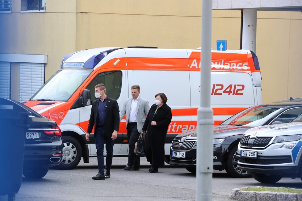 První dáma Ivana Zemanová odchází z návštěvy prezidenta republiky a svého manžela Miloše Zemana, který je hospitalizován v ÚVN (20. 10. 2021)