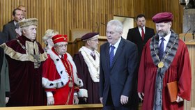 Prezident Miloš Zeman v době, kdy se ceremoniálu jmenování profesorů ještě neodmítal účastnit - v Karolinu v roce 2013.