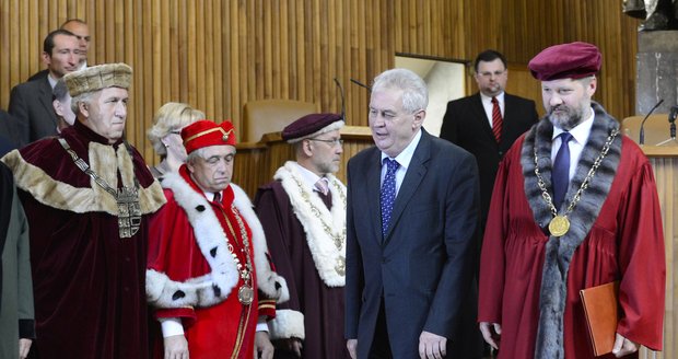 Žaloba na Zemana od „profesora estébáka“ míří k soudu. Další odmítnutý se vzdal