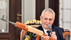 Prezident Miloš Zeman dostal na závěr návštěvy Plzeňského kraje jako dárek maketu slavného samopalu kalašnikov „na novináře“, místo zásobníku má láhev Becherovky.