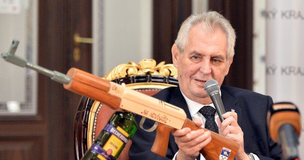 Prezident Zeman vytáhl na novináře maketu samopalu. Nabíjel ho becherovkou