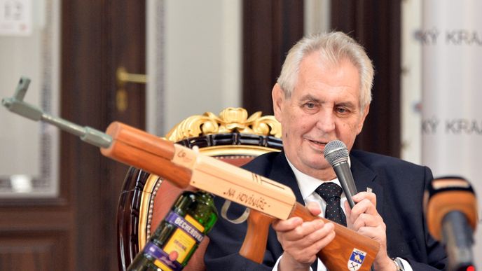 Prezident Miloš Zeman dostal na závěr návštěvy Plzeňského kraje jako dárek maketu slavného samopalu kalašnikov „na novináře“, místo zásobníku má lahev Becherovky