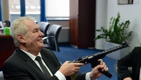 Na setkání se Zemanem měl přijít ozbrojený muž. Místo kalašnikova si vzal revolver.