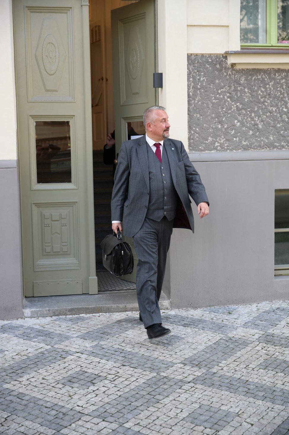 Bývalý prezident Miloš Zeman během prvního dne ve své kanceláři (19.4.2023)