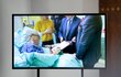 Prezident Zeman v nemocnici podepisuje rozhodnutí o svolání schůze Poslanecké sněmovny (21. 10. 2021)