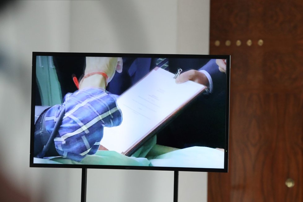 Prezident Zeman v nemocnici podepisuje rozhodnutí o svolání schůze Poslanecké sněmovny (21. 10. 2021)