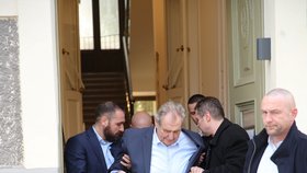 Prezident Miloš Zeman během prvního dne ve své nové kanceláři (19.4.2023)