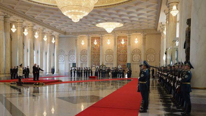 Zemana uctili v Kazachstánu v paláci, venku bylo minus 25 stupňů