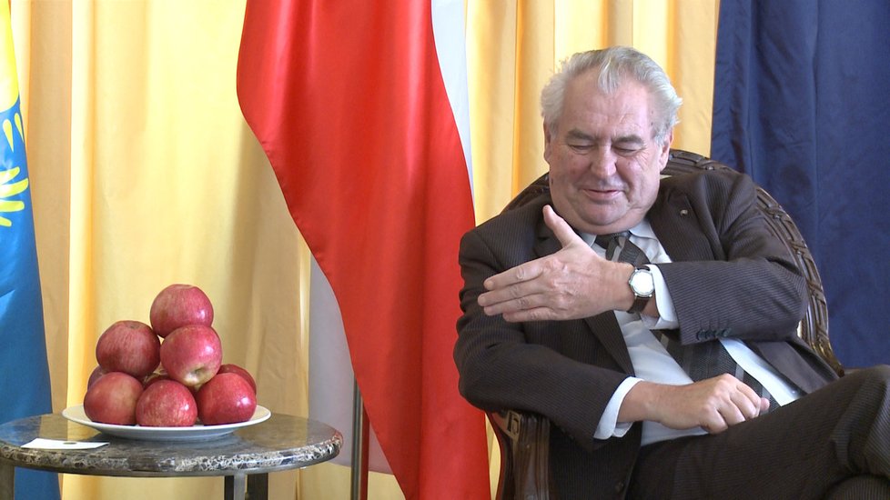 Miloš Zeman žertoval a nabízel otrávená jablíčka