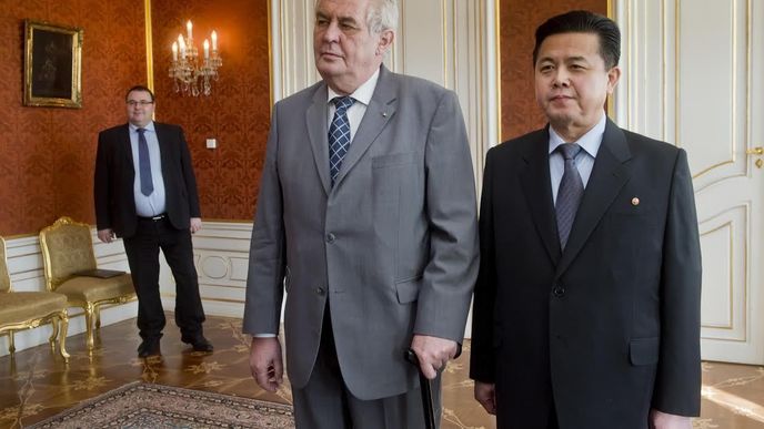 Soudruh Miloš Zeman se soudruhem Kim Pchjong-ilem,