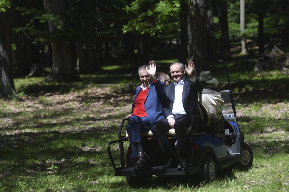 Prezident Miloš Zeman a jeho slovenský protějšek Andrej Kiska si prohlédli oboru u zámku v Lánech, kam končící slovenský prezident přijel na svou poslední oficiální návštěvu Česka (30. 5. 2019)