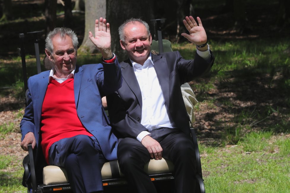 Prezident Miloš Zeman a jeho slovenský protějšek Andrej Kiska si prohlédli oboru u zámku v Lánech, kam končící slovenský prezident přijel na svou poslední oficiální návštěvu Česka (30. 5. 2019)