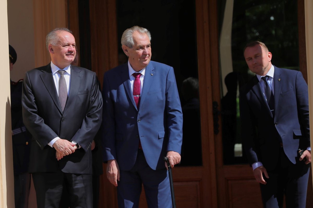 Končící prezident Slovenska Andrej Kiska s českou hlavou státu Milošem Zemanem na zámku v Lánech.