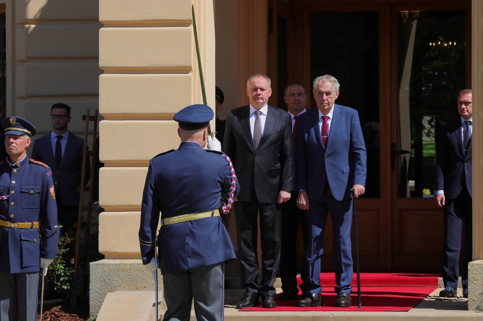 Slovenský exprezident Andrej Kiska při návštěvě českého prezidenta Miloše Zemana.