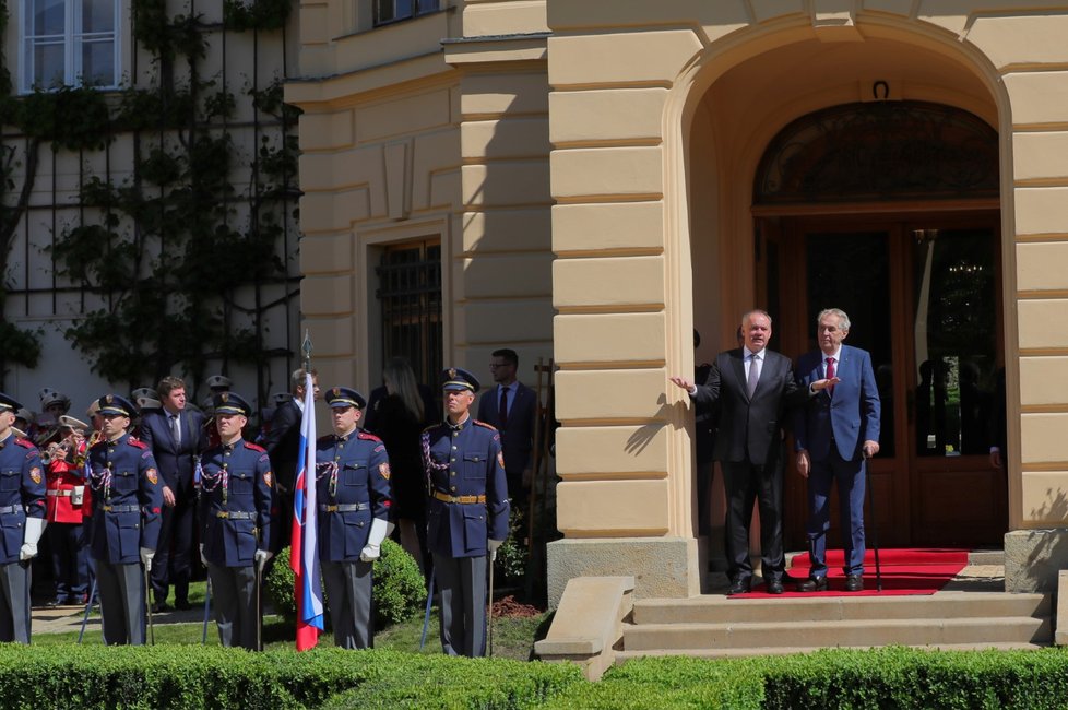 Končící prezident Slovenska Andrej Kiska s českou hlavou státu Milošem Zemanem na zámku v Lánech.