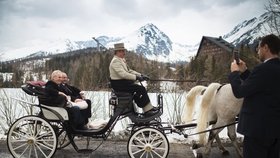 Prezident Miloš Zeman se 5. dubna 2018 při návštěvě Slovenska projel v kočáře okolo jezera Štrbské Pleso ve Vysokých Tatrách se svým slovenským kolegou Andrejem Kiskou.