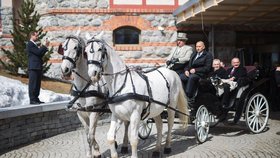 Prezident Miloš Zeman se 5. dubna 2018 při návštěvě Slovenska projel v kočáře okolo jezera Štrbské Pleso ve Vysokých Tatrách se svým slovenským kolegou Andrejem Kiskou.