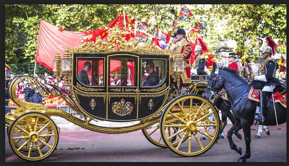 Je i Kiskův kočár zlatý jako ten na snímku patřící britské královně.