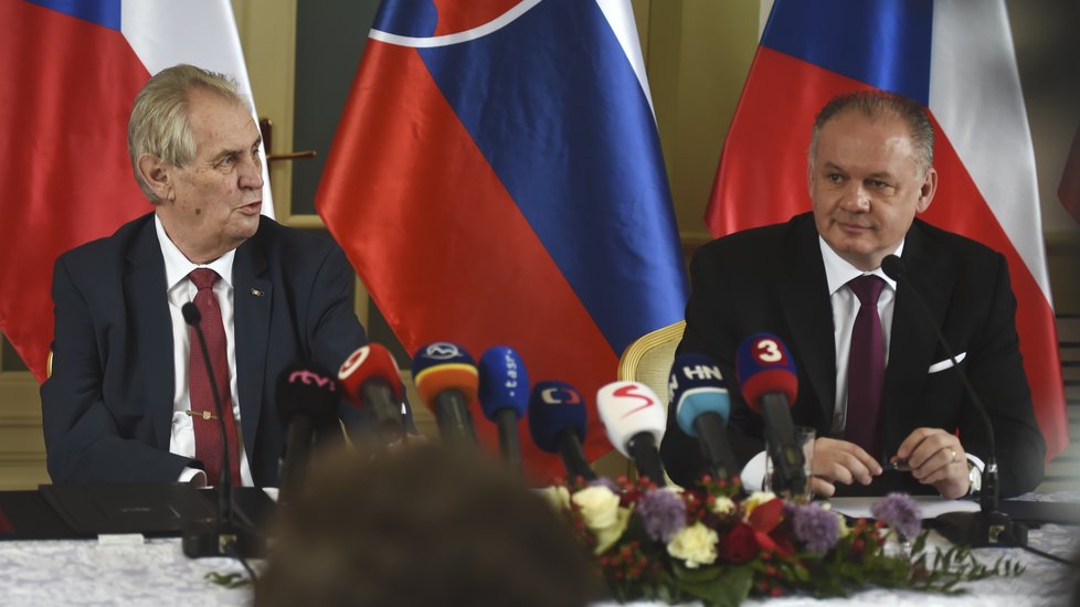 Zeman a Kiska na tiskové konferenci u příležitosti Zemanovy návštěvy Slovenska.