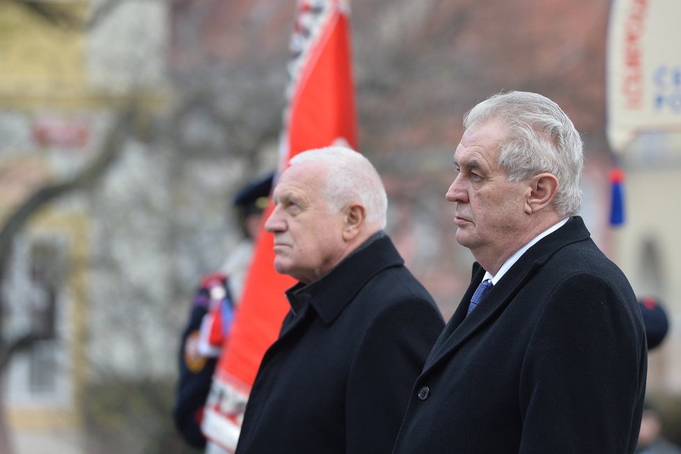 Zeman a Klaus položili věnce u pomníku bývalého prezidenta Beneše.