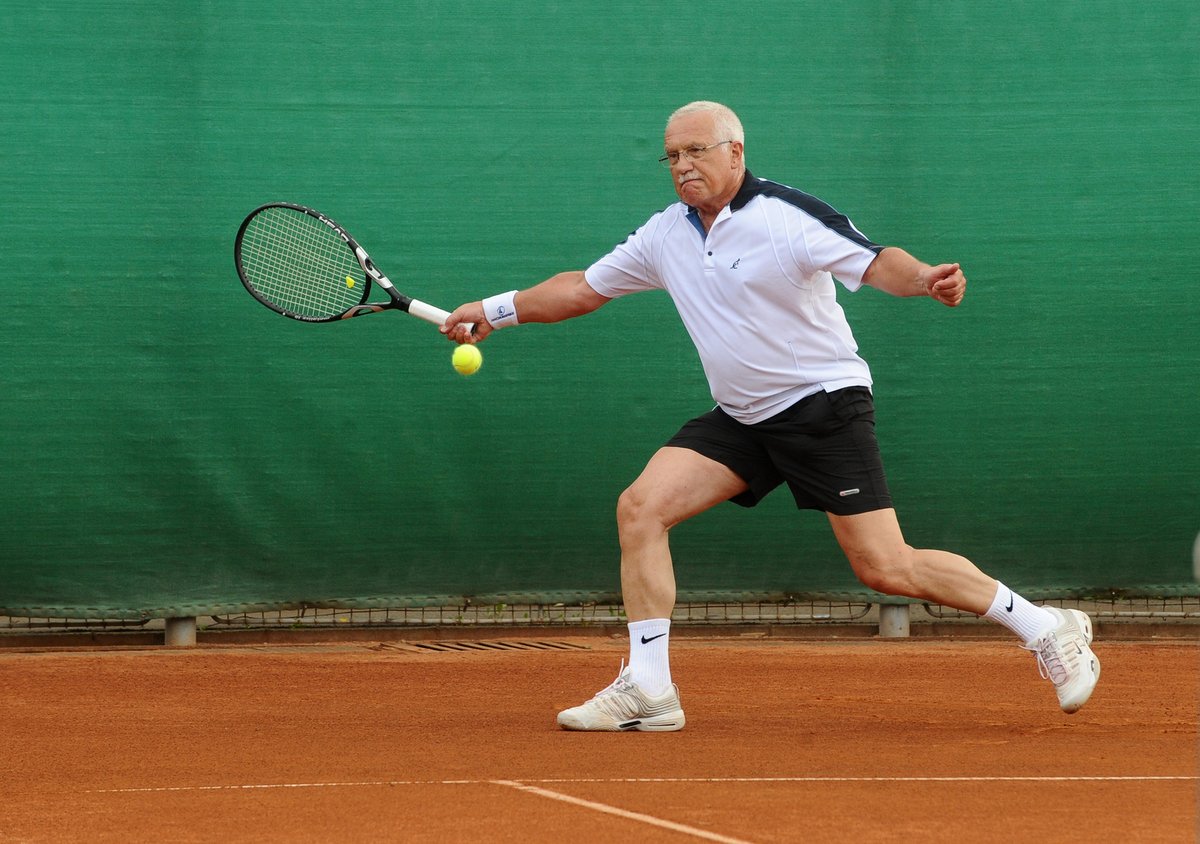 Václav Klaus (75) během tenisu.