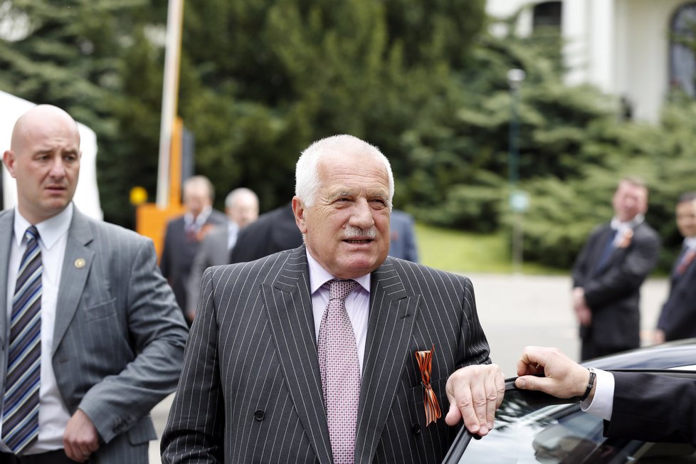 Václav Klaus při příchodu na ruskou ambasádu