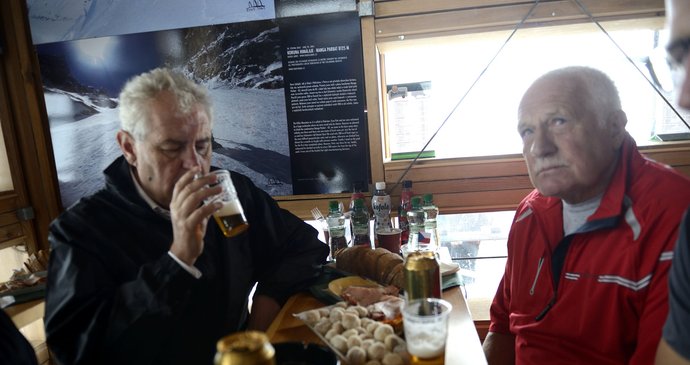 »Kdo by pil vodu, když je tady pivo?« řekl si Zeman na nejvyšší hoře Česka