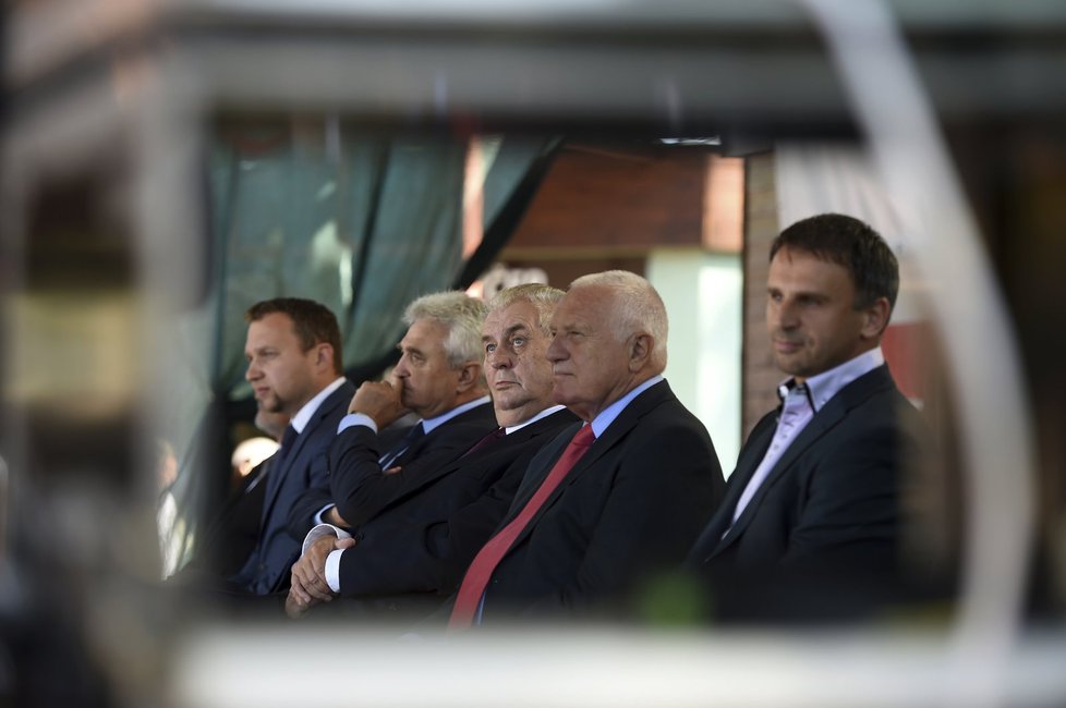 2016: Zleva ministr zemědělství Marian Jurečka, předseda Senátu Milan Štěch, prezident Miloš Zeman a jeho předchůdce Václav Klaus navštívili 25. srpna mezinárodní výstavu Země živitelka.