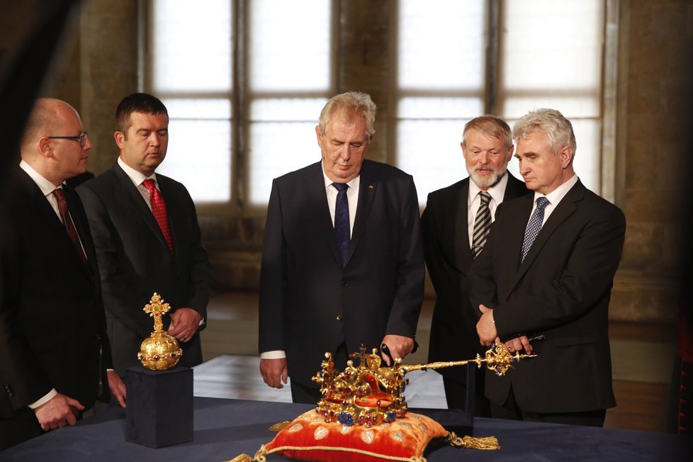 Prezident Miloš Zeman a další klíčníci přišli odemknout české korunovační klenoty.