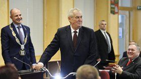 Prezident Miloš Zeman dostal od plzeňského hejtmana Josefa Bernarda kolo Favorit.