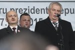 Českou hymnu zpívají 17. listopadu zleva Martin Konvička, Jindřich Forejt a Miloš Zeman.